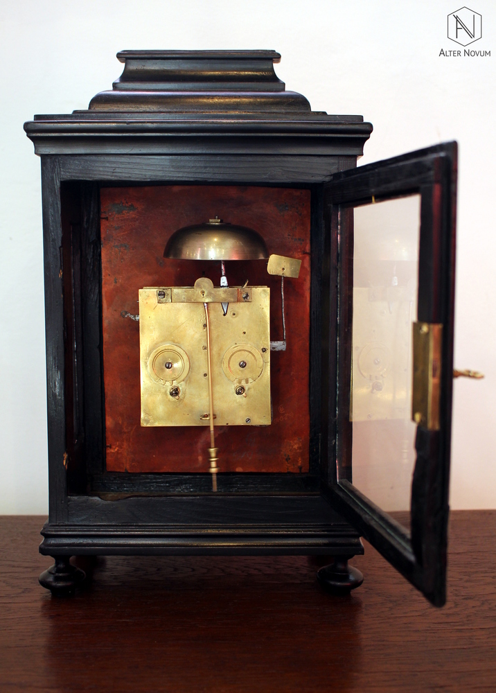 Antyczny XVIII-wieczny zegar po odnowieniu